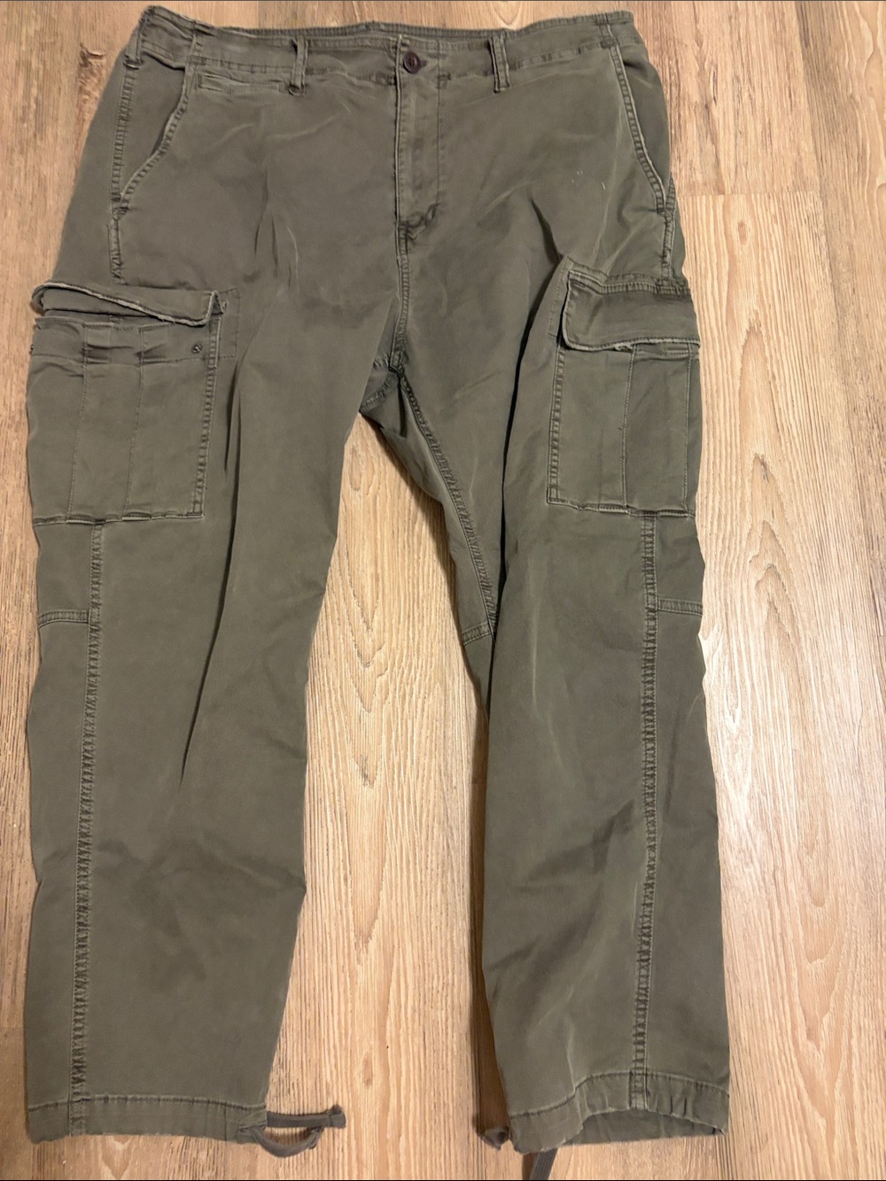 American Eagle Outfitters Olive Cargo Pants - Utility Style